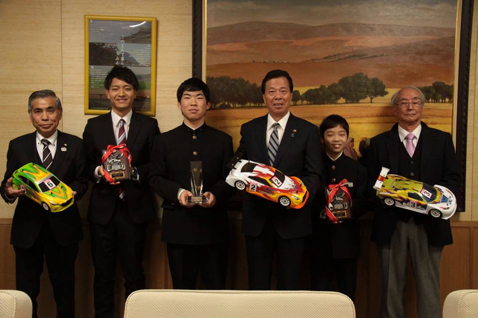 電動ラジコンカーワールドチャンピオン決定戦 市内入賞者が市長を表敬訪問！ 掛川観光情報 観光と交流の町「静岡県掛川市」